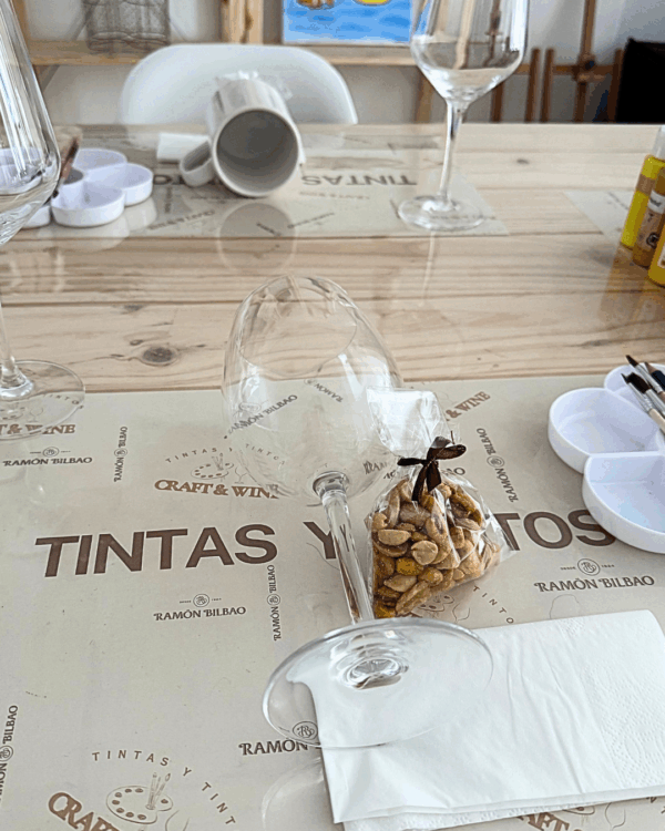 ¡Personaliza una copa de vino o taza!